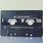 Hedendaagse muziek beluisteren met een cassette adaptor