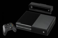 De Xbox One met een controller en de Kinect 2.0 / Bron: Evan-Amos (bewerking), Wikimedia Commons (Publiek domein)