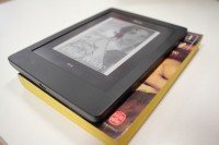  Kobo Aura Edition 2 bovenop boek met standaardafmetingen / Bron: ActuaLitté, Flickr (CC BY-SA-2.0)